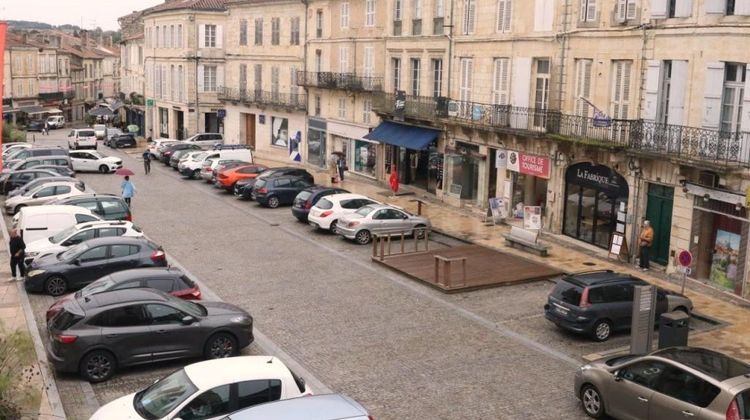 Une vue de la place Saint-Pierre à Condom où se situe le local à louer